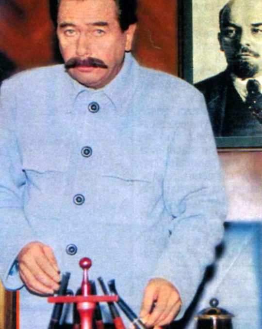 Kinowy pokaz Teatru Telewizji TVP: „HERBATKA U STALINA” (1999)